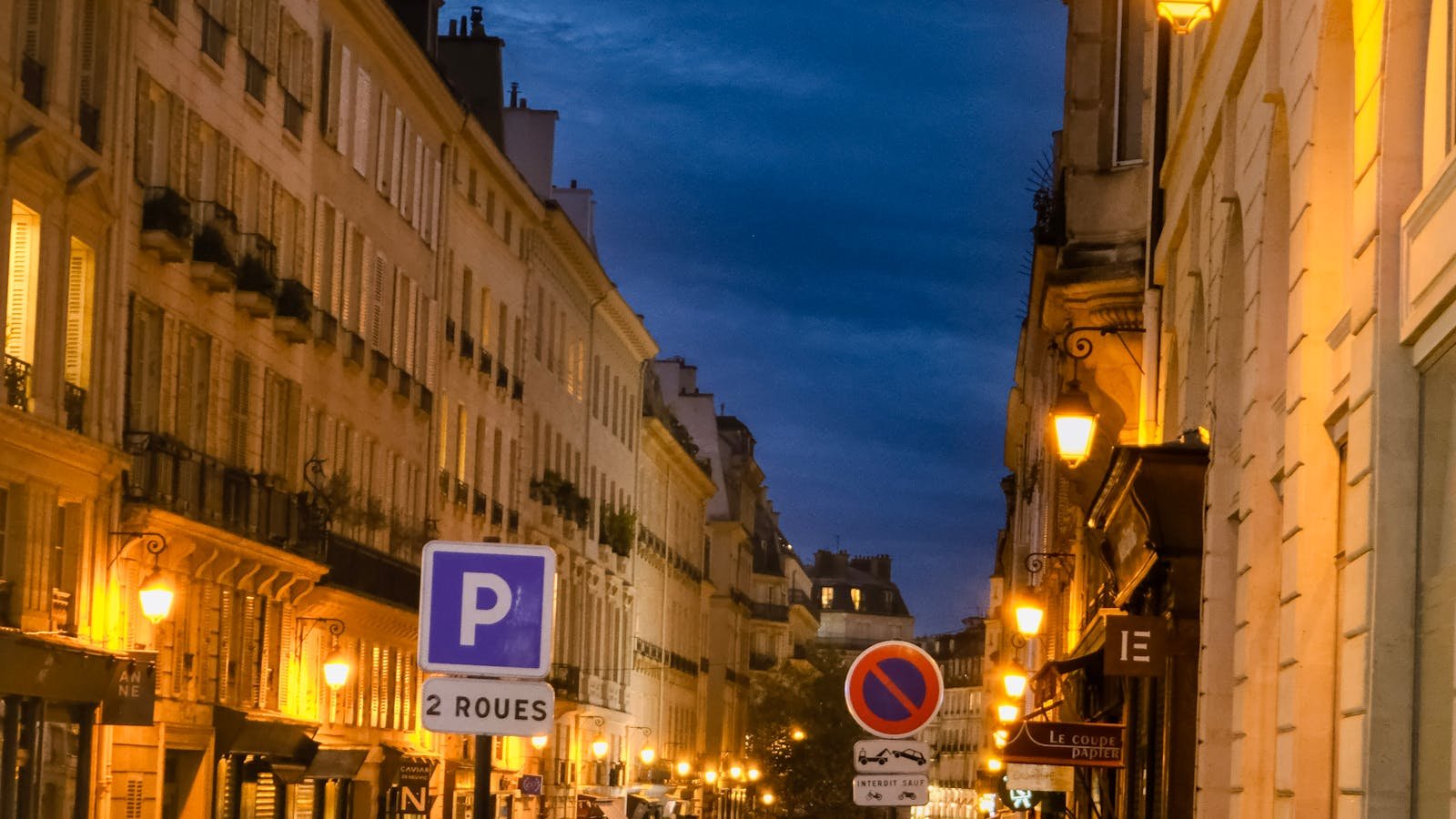 Pourquoi Certaines Villes Paraissent Romantiques Même Quand on Voyage Seul